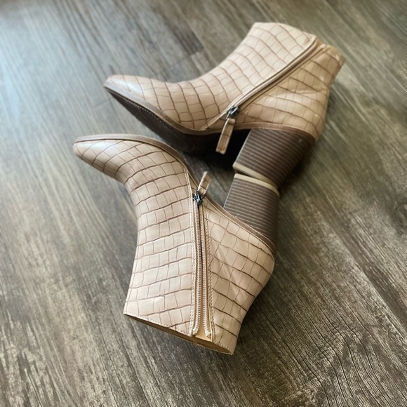 Blush Pink Patent Leather Ankle Booties Size 8 - Picture 8 of 10